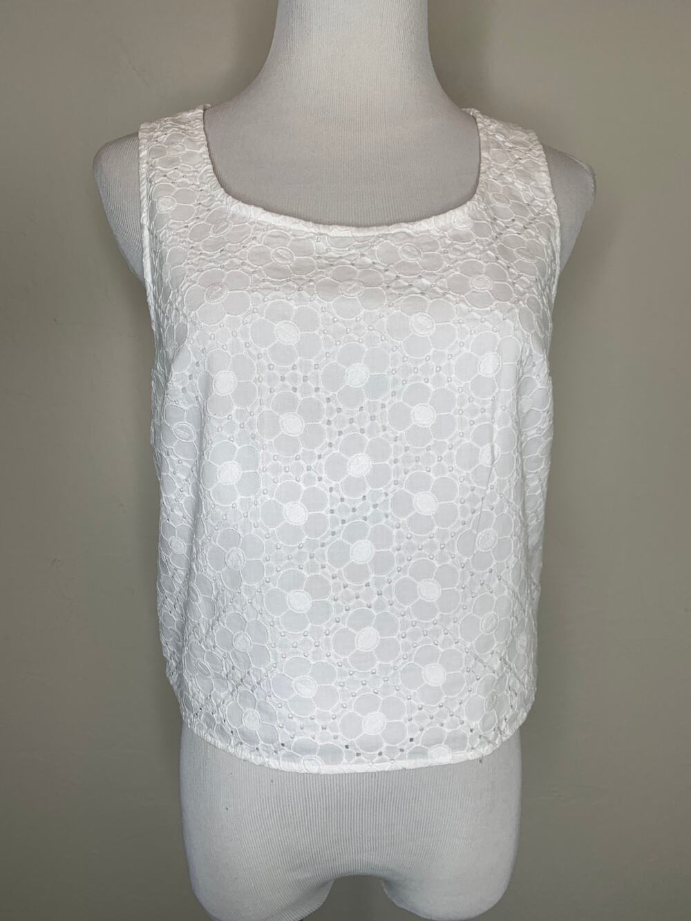 Lilly Pulitzer White eyelet Shell Sleeveless Sz 6 Cropped